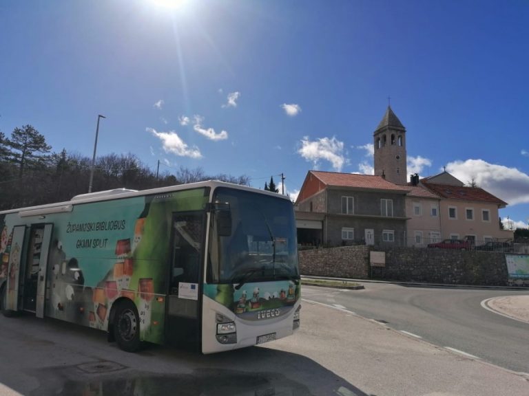 KRENUO JE BIBLIOBUS – Djeca su oduševljena, jednako kao i odrasli